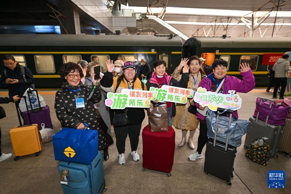  3月15日，銀發(fā)族游客在天津站準(zhǔn)備搭乘銀發(fā)旅游列車(chē)出發(fā)。新華社記者 孫凡越 攝