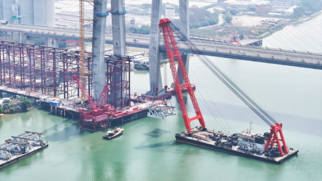 △跨磨刀門水道主橋首榀鋼桁梁成功架設，深江高鐵建設迎來新進展。