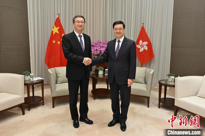 3月18日，香港特區(qū)行政長(zhǎng)官李家超(右)與東莞市委書(shū)記韋皓(左)會(huì)面。香港特區(qū)政府新聞處供圖