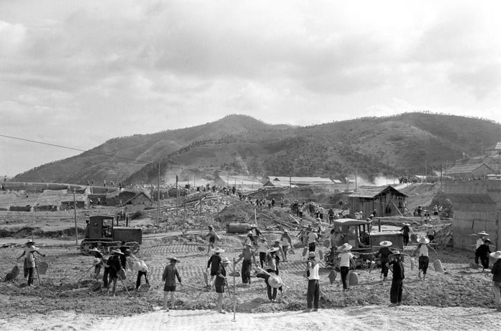 這是東深供水工程工地上的繁忙景象（資料照片）。該工程于1964年2月20日開(kāi)工，1965年3月1日舉行通水典禮。新華社記者 黎楓 攝