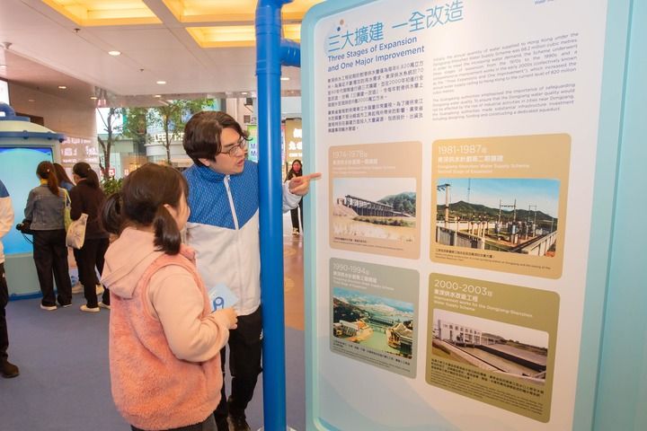 香港特別行政區(qū)政府水務(wù)署以“一脈相連 飲水思源”為主題，在香港銅鑼灣時(shí)代廣場(chǎng)啟動(dòng)“東江水供港60周年”專(zhuān)題巡回展覽。這是展覽現(xiàn)場(chǎng)（2025年1月11日攝）。新華社發(fā)（香港特別行政區(qū)政府水務(wù)署供圖）