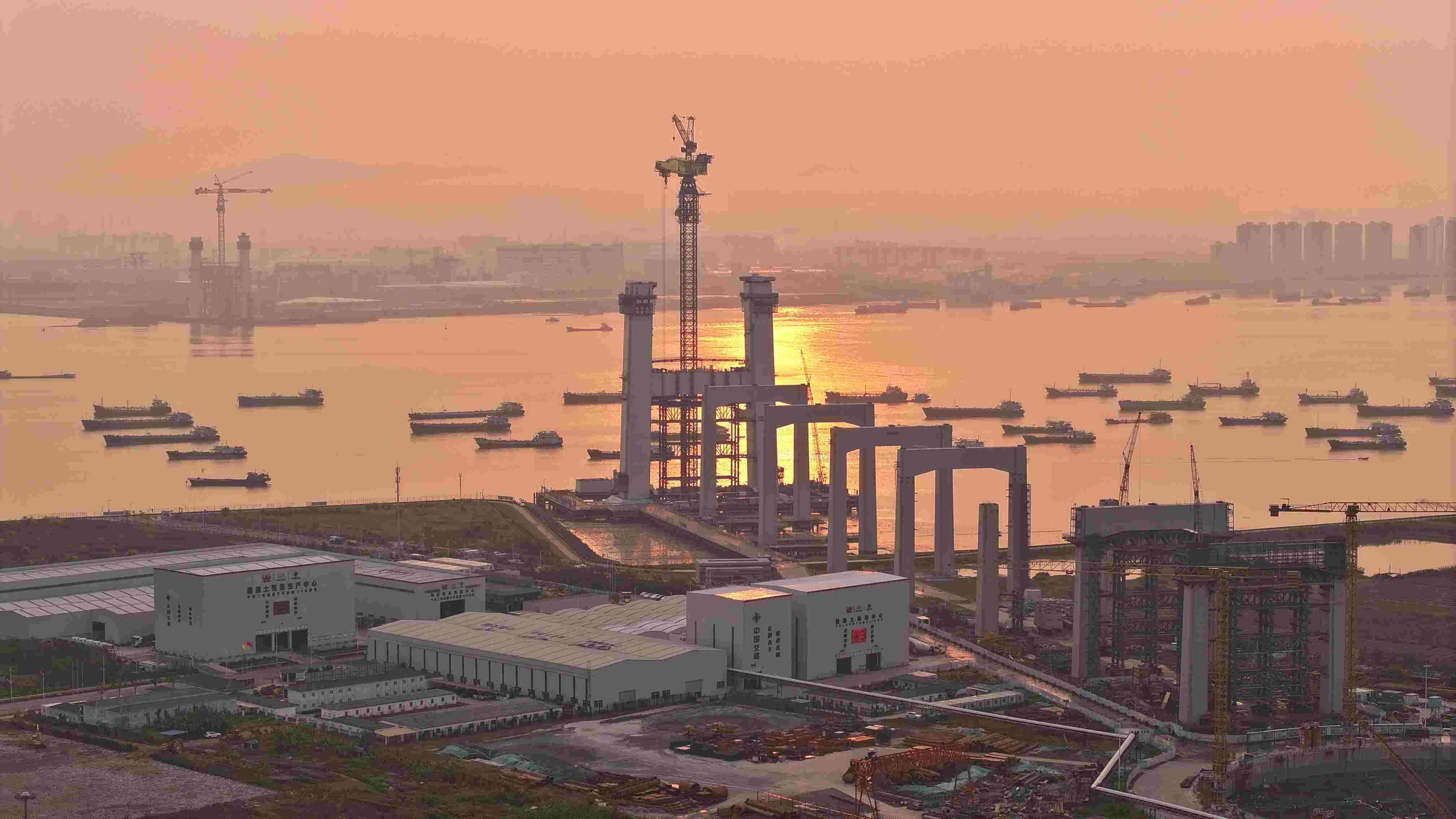 4月2日凌晨5時(shí)，獅子洋大橋索塔建設(shè)高度突破100米。攝影：張政