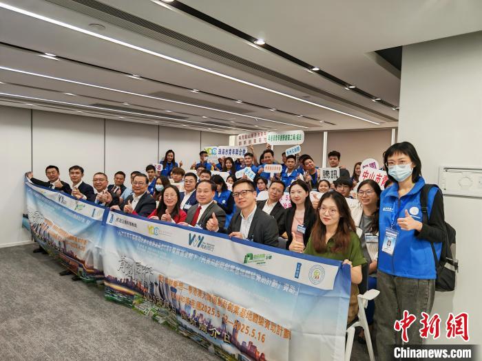香港特區(qū)政府民政及青年事務局創(chuàng)新創(chuàng)業(yè)基地驗資助計劃下的“香港青年成就夢想—粵港澳大灣區(qū)創(chuàng)新創(chuàng)業(yè)基地體驗資助計劃”15日于香港舉行啟動禮。   4月15日，“香港青年成就夢想—粵港澳大灣區(qū)創(chuàng)新創(chuàng)業(yè)基地體驗資助計劃”在香港舉行啟動禮。(主辦方供圖) 　　主辦方介紹，2019年5月，香港特區(qū)政府民政及青年事務局青年發(fā)展委員會推出“大灣區(qū)創(chuàng)客創(chuàng)業(yè)體驗營”資助計劃，并于2023年正式啟動，當時有30人參與。此次計劃吸引眾多香港青年參與，兩個團共80位青年入選。  　　啟動禮上，“兩岸三地青少年交流促進會”永遠榮譽主席譚耀宗與中央人民政府駐香港特別行政區(qū)聯(lián)絡辦公室(中央政府駐港聯(lián)絡辦)新界工作部處長李成德共同為第一團(廣州、佛山、中山和珠海)授旗；港區(qū)全國人大代表、“兩岸三地青少年交流促進會”永遠名譽主席林至穎與深圳市福田區(qū)青年聯(lián)合會名譽主席黃睿共同為第二團(深圳和珠海)授旗。  　　譚耀宗致辭表示，粵港澳大灣區(qū)是國家發(fā)展戰(zhàn)略的關鍵組成部分，為香港青年搭建了廣闊的發(fā)展平臺。香港青年應積極融入國家發(fā)展大局，充分利用粵港澳大灣區(qū)在科技智能、人工智能等領域的獨特優(yōu)勢，希望青年通過此次活動，為自身未來發(fā)展積累經(jīng)驗。  　　“兩岸三地青少年交流促進會”常務副會長兼體驗團團長王榮平介紹，此次體驗團將分兩團出發(fā)，第一團在4月22日至26日進行，第二團時間為5月12日至16日。成員會走訪廣州、深圳等城市的創(chuàng)客基地與高新技術(shù)企業(yè)，了解粵港澳大灣區(qū)發(fā)展規(guī)劃和基地運營情況。未來，該計劃持續(xù)擴大規(guī)模，推動更多香港青年投身粵港澳大灣區(qū)建設。還會聯(lián)合企業(yè)家、專家提供一對一創(chuàng)業(yè)指導，協(xié)助對接內(nèi)地產(chǎn)業(yè)鏈、投融資機構(gòu)與政策，降低創(chuàng)業(yè)門檻。  　　中冶集團香港公司人力資源部經(jīng)理王立表示，期待參與活動的香港青年們深入粵港澳大灣區(qū)內(nèi)地城市創(chuàng)新創(chuàng)業(yè)，并收獲佳績。  　　香港浸會大學創(chuàng)新、轉(zhuǎn)化及政策研究院經(jīng)理童祁表示，高等院校已成為推動產(chǎn)業(yè)創(chuàng)新的重要主體，香港為創(chuàng)新創(chuàng)業(yè)者營造大量發(fā)展機遇，通過制度創(chuàng)新、資源整合及國際化平臺建設，全方位賦能新興產(chǎn)業(yè)生態(tài)的培育與發(fā)展。  　　青年代表蘇智宏表示，自己曾參加過往體驗團活動，收獲頗豐。粵港澳大灣區(qū)市場潛力巨大，需要親身探索。這次計劃為大家提供了“第一桶金”和寶貴的人脈網(wǎng)絡，讓香港青年能更自信地邁出創(chuàng)新創(chuàng)業(yè)第一步