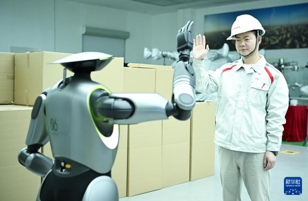 在位于廣州的廣汽研究院，技術(shù)人員演示人形機(jī)器人GoMate互動(dòng)功能（3月18日攝）。