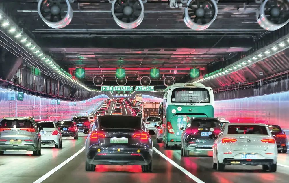 2024年6月30日，開通首日的深中通道海底沉管隧道內(nèi)車流如織（劉大偉/攝）