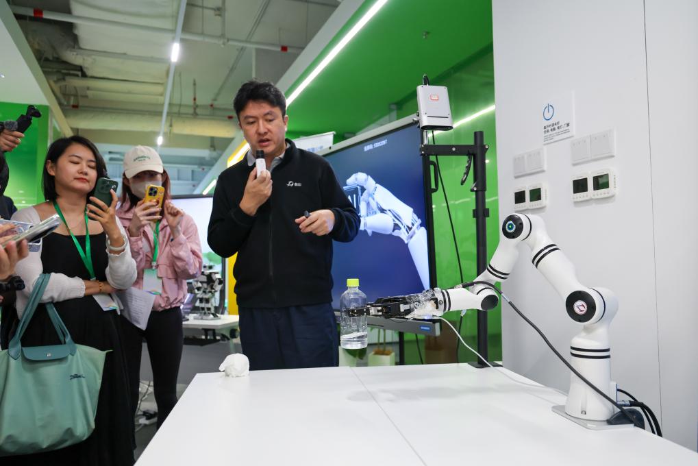  4月23日，他山科技CEO馬揚展示公司產品在機器人領域的應用。新華社記者 梁旭 攝
