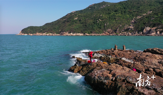 游客在桂山島海釣。