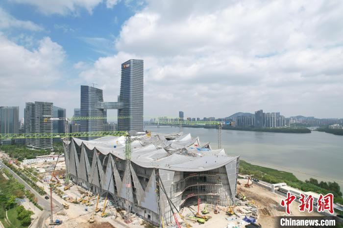 大灣區(qū)科學論壇永久會址完成金屬屋面施工近七成。中鐵建設集團南方工程有限公司 供圖