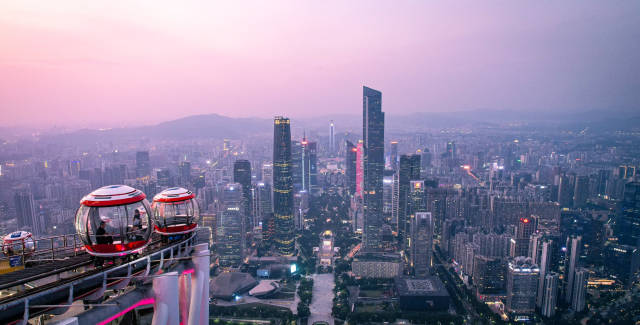 憑借區(qū)位優(yōu)勢(shì)和口岸城市地位，廣州、深圳等灣區(qū)城市通過(guò)144小時(shí)過(guò)境免簽政策吸引大量入境游客。超“A”文旅圈，是國(guó)際游客進(jìn)入中國(guó)的“第一站”，也是人們認(rèn)識(shí)灣區(qū)、理解嶺南、讀懂中國(guó)的重要媒介。