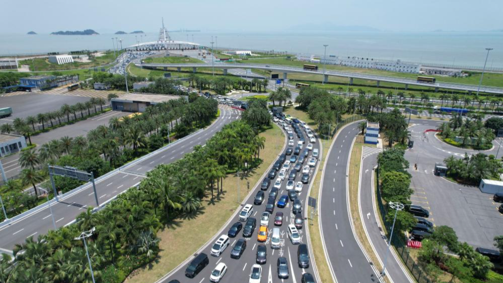 口岸客流頻創(chuàng)紀(jì)錄 “五一”假期粵港澳大灣區(qū)人潮涌動(dòng)
