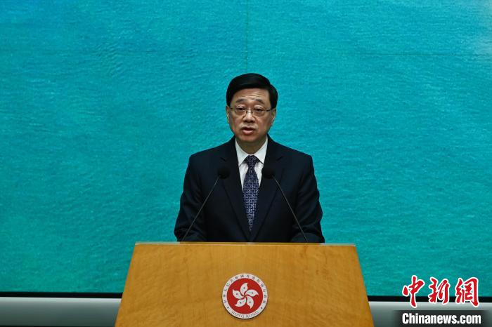 5月6日，香港特區(qū)行政長官李家超出席行政會議前會見媒體時宣布，他將于5月10日率團(tuán)前往卡塔爾和科威特訪問?！≈行律缬浾?李志華 攝