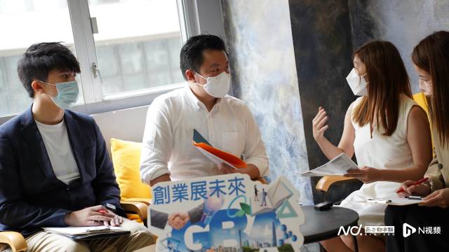 梁毓偉在2022年創(chuàng)業(yè)展未來(lái)活動(dòng)現(xiàn)場(chǎng)與青年人交流互動(dòng)。  