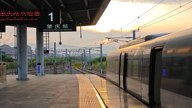 廣東特快列車停靠站