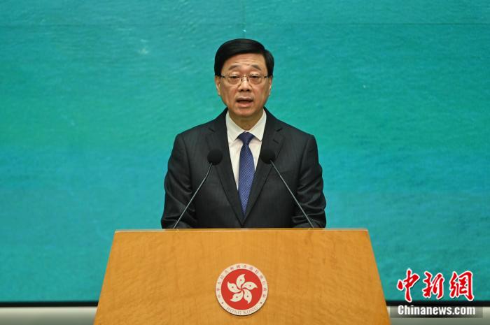 5月27日，香港特區(qū)行政長官李家超出席行政會議前會見媒體時表示，國際調(diào)解院落戶為香港將帶來多方面重大利益，不僅可提升香港國際地位，還能帶來經(jīng)濟(jì)效益，并完善香港法治體系。中新社記者李志華攝