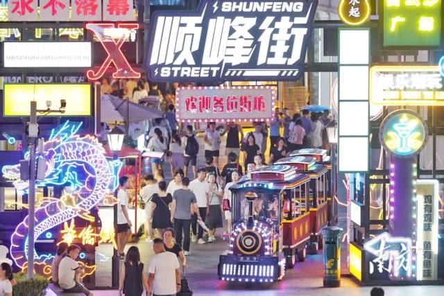 文旅產(chǎn)業(yè)發(fā)展，為佛山消費經(jīng)濟帶來了活力。圖為順德網(wǎng)紅街區(qū)的熱鬧景象。戴嘉信 攝