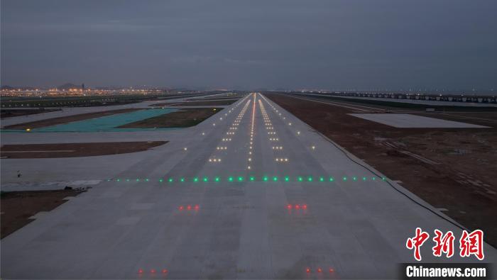 深圳機場三跑道助航燈光亮燈。深圳機場供圖