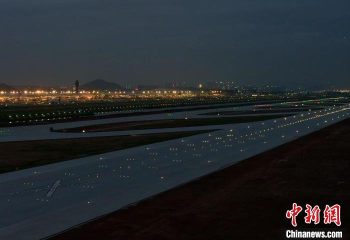 深圳機場三跑道助航燈光亮燈。深圳機場供圖