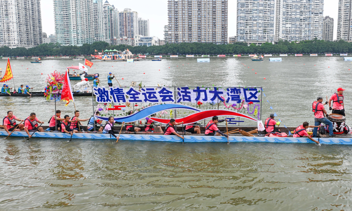 2025年廣州國際龍舟邀請賽現(xiàn)場。新華社發(fā)