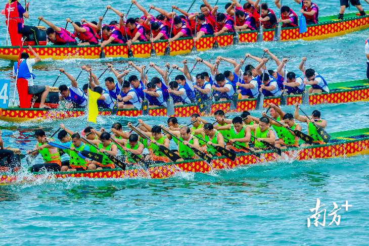 2025粵港澳大灣區(qū)（深圳南澳）海上龍舟賽現(xiàn)場。南方+記者 朱洪波 鄭伊靈 攝