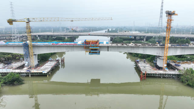 深江鐵路江門段跨江門水道連續(xù)梁施工現(xiàn)場。