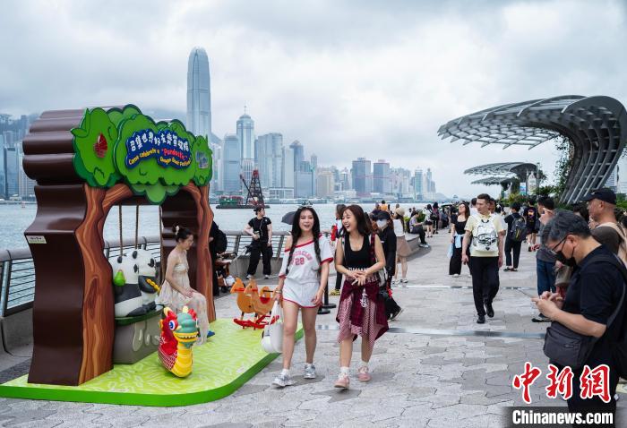 2025年6月2日，中國內(nèi)地端午節(jié)假期期間，游客在香港尖沙咀星光大道一帶觀光游覽。(資料圖) 中新社記者 侯宇 攝