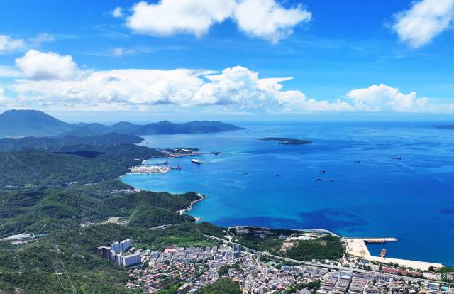 2025年6月10日，深圳，國(guó)家管網(wǎng)集團(tuán)深圳大鵬液化天然氣應(yīng)急調(diào)峰站接收站一期工程項(xiàng)目。來(lái)源：新華社