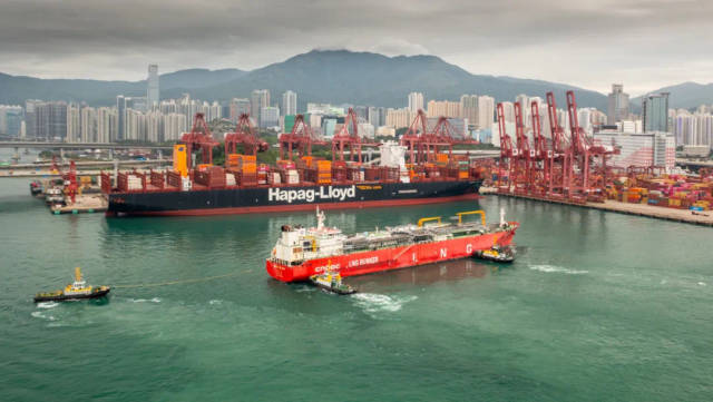 貨柜船Hanoi Express號(hào)于香港葵青貨柜碼頭裝卸貨物