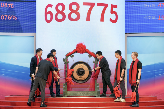 6月11日，影石創(chuàng)新正式登陸A股