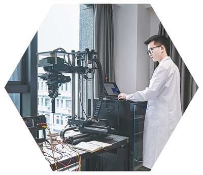  香港城市大學(xué)物質(zhì)科學(xué)研究院（福田）的工程師在對所研制部件進(jìn)行精密測量。受訪者提供