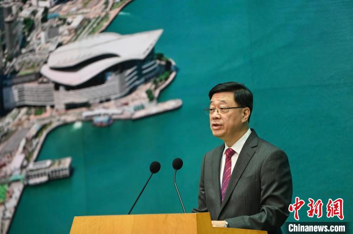  6月17日，香港特區(qū)行政長(zhǎng)官李家超出席行政會(huì)議前會(huì)見(jiàn)媒體。中新社記者 李志華 攝