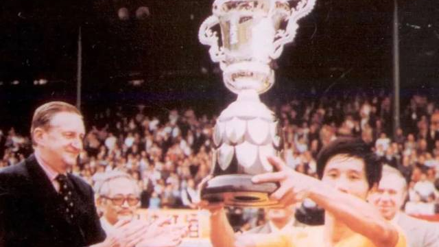 1979年，廣東隊隊長何佳在香港捧起首屆省港杯冠軍獎杯。圖源網(wǎng)絡(luò)