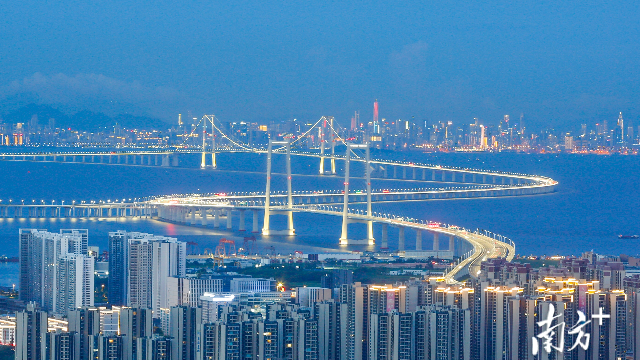 深中通道，宛如一條巨龍橫臥在伶仃洋上