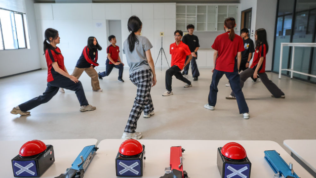 圖為廣東現(xiàn)代五項運動協(xié)會教練員滕澤華（中）帶領(lǐng)廣州市中黃港澳子弟學(xué)校學(xué)生進(jìn)行拉伸訓(xùn)練