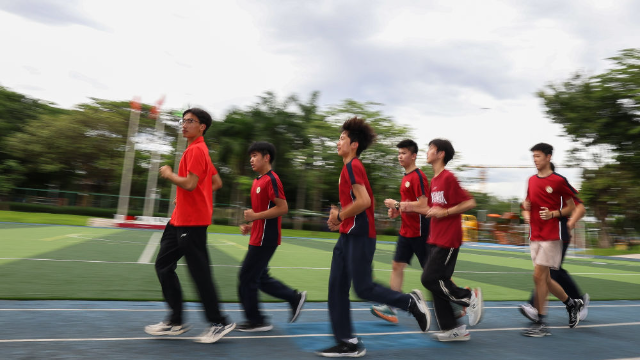 圖為廣東現(xiàn)代五項運動協(xié)會教練員滕澤華（左一）帶領(lǐng)廣州市中黃港澳子弟學(xué)校學(xué)生進(jìn)行慢跑訓(xùn)練