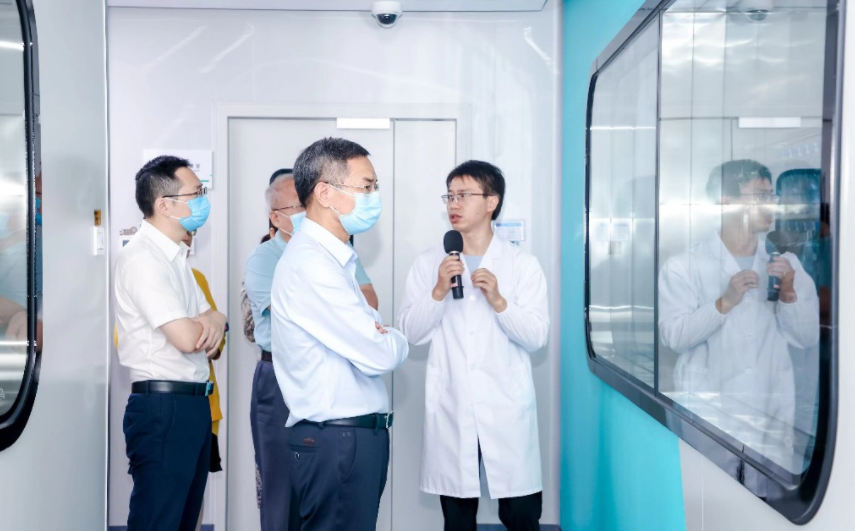 嘉賓參觀(guān)完美生命健康科技研究院。