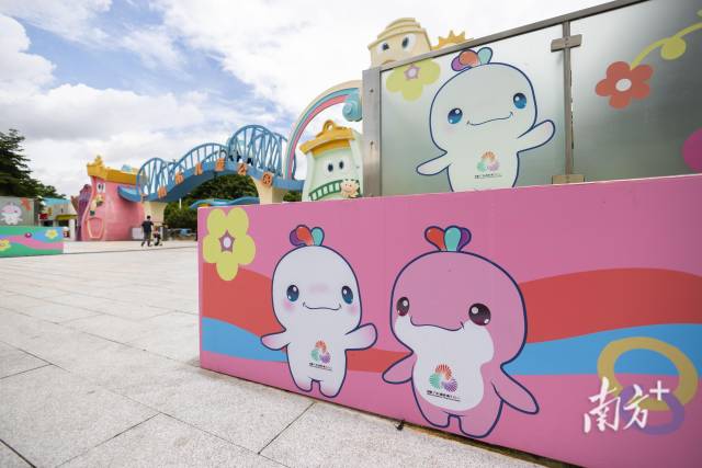 廣州市兒童公園隨處可見十五運會和殘?zhí)貖W會吉祥物“喜洋洋”“樂融融”的可愛形象。