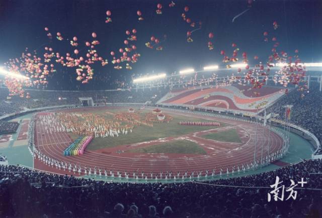 1987年11月，第六屆全國運動會開幕式在廣州天河體育場舉行。資料圖片