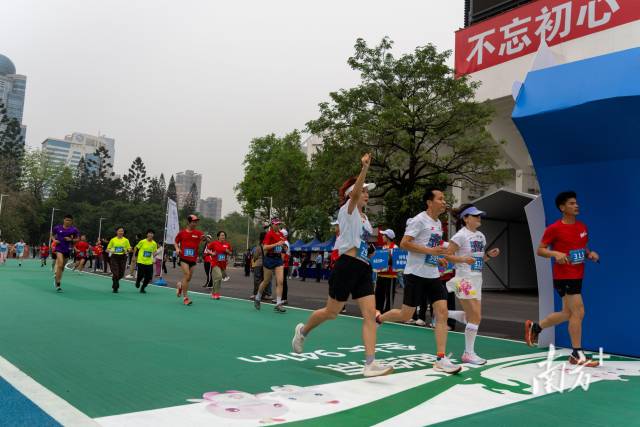 天體外圍，“跑友”打卡全運會主賽場同款跑道。
