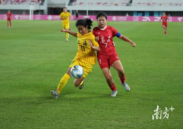 U16女足決賽，雙方激烈拼搶。