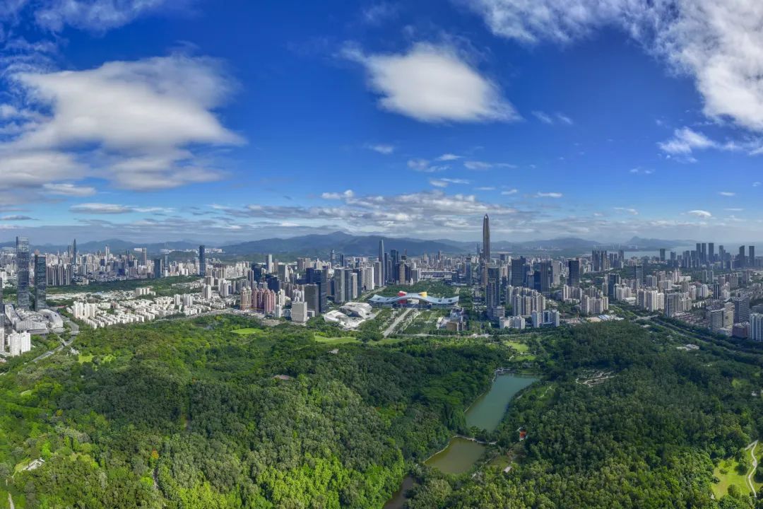 瞰深圳蓮花山和深圳市民中心，周圍高樓林立，草木蔥蘢。
