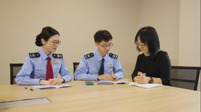 稅務(wù)人員“一對一”輔導企業(yè)財務(wù)人員。