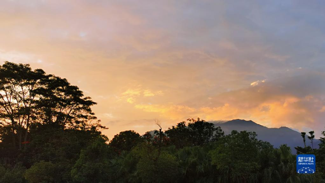 夕陽下的羅浮山風(fēng)景區(qū)