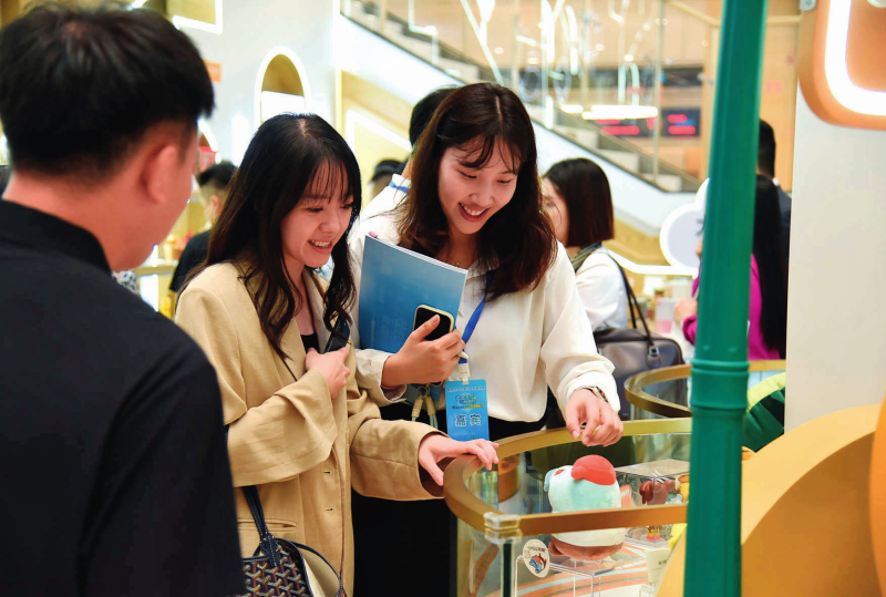 港澳青年在橫琴政務(wù)服務(wù)中心的“澳品薈”橫琴展示區(qū)瀏覽澳門創(chuàng)意產(chǎn)品