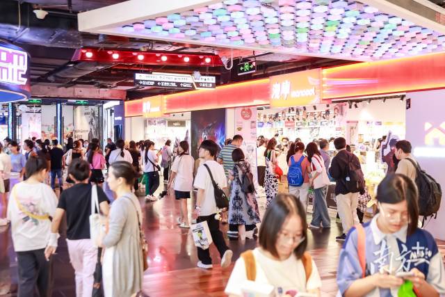 位于廣州天河商圈的時(shí)尚天河憑各具特色的二次元店鋪、環(huán)境及活動(dòng)，吸引大批年輕消費(fèi)者。受訪者供圖