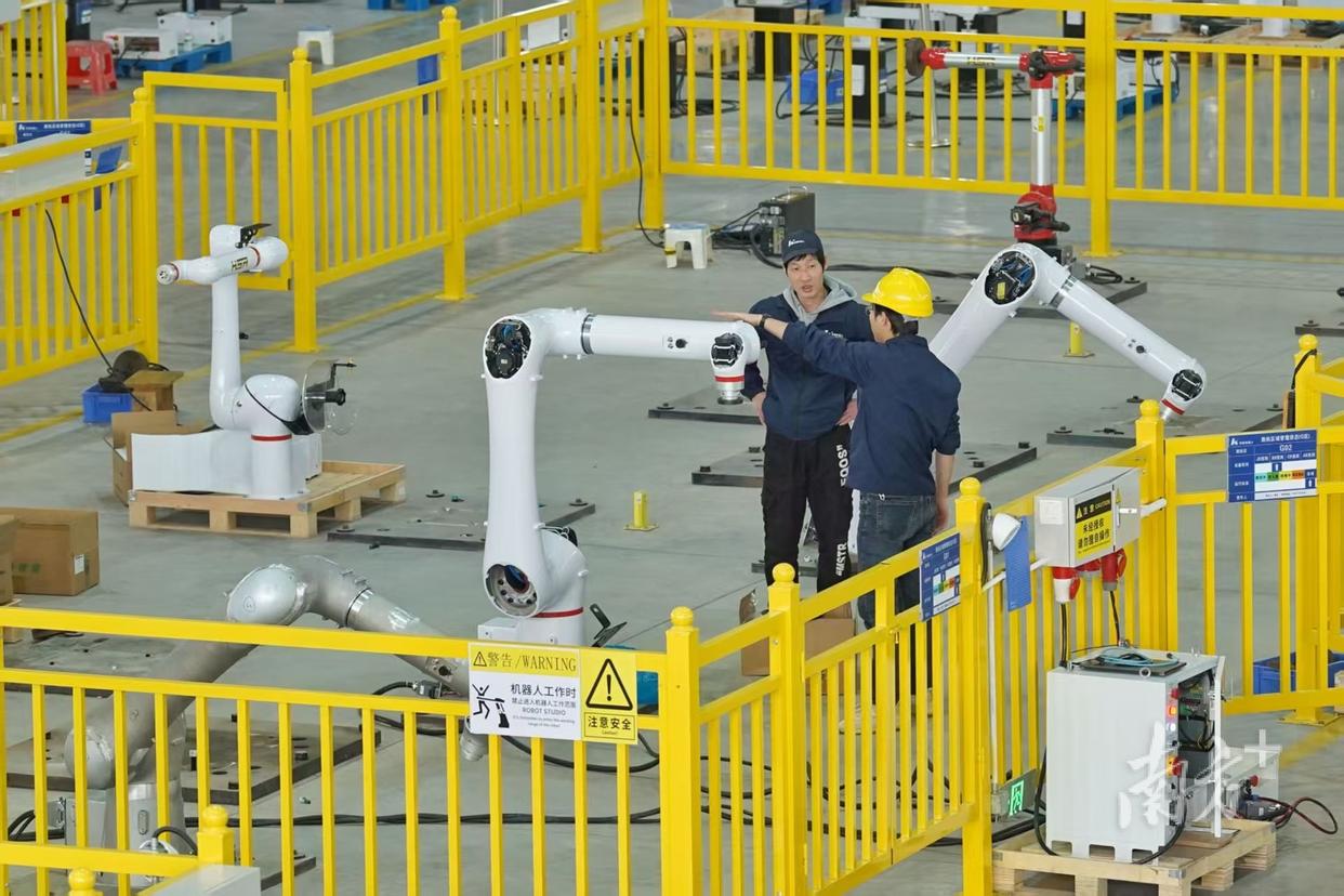 佛山華數(shù)機(jī)器人試驗(yàn)車間。戴嘉信 攝
