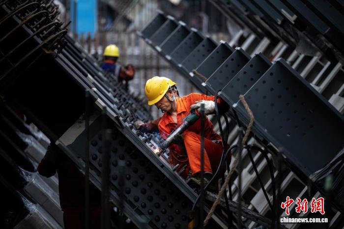 施工人員穿著長袖長褲，在錨碇狹窄空間內(nèi)安裝錨桿。郝笑天 攝
