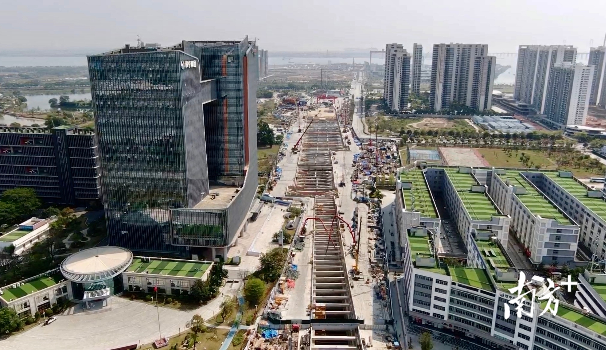 建設(shè)中的南中城際香山站。