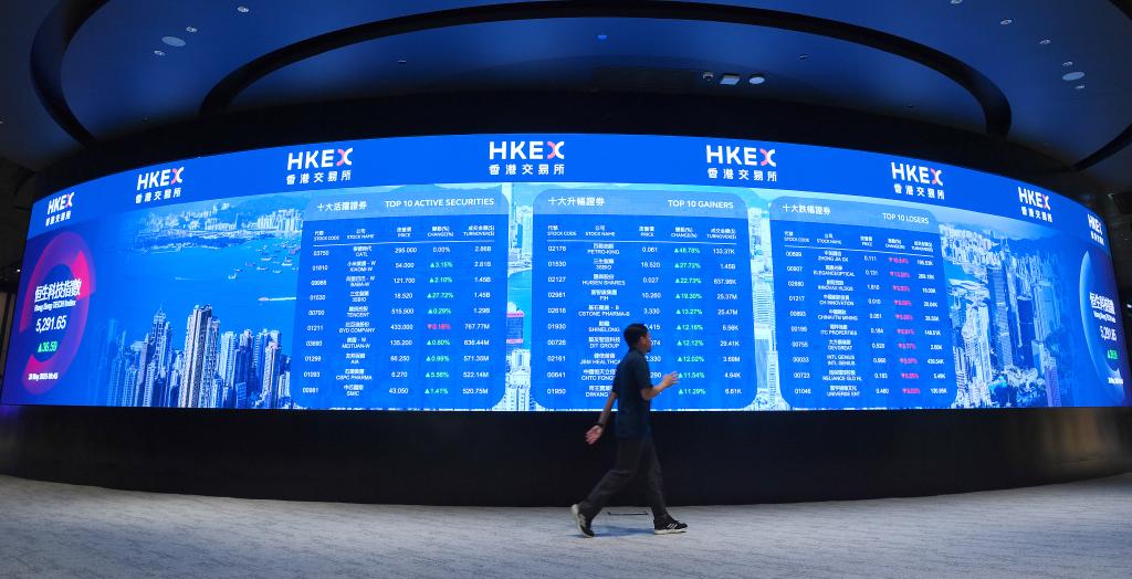 這是5月20日拍攝香港交易所電子顯示屏。新華社記者 陳鐸 攝