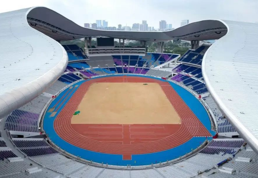 標志性“飄帶”罩棚經升級后，線條更流暢，如云端綢緞凌空舞動；花瓣式看臺延續(xù)木棉造型，盡顯嶺南風情；水平挑檐化作“灣區(qū)浪涌”，浪花翻騰躍動灣區(qū)活力。這些別出心裁的巧妙設計，其實細節(jié)里藏著地域DNA，那就是一股濃郁的“嶺南味”，體現(xiàn)新時代廣州活力、開放、繽紛的城市形象。
