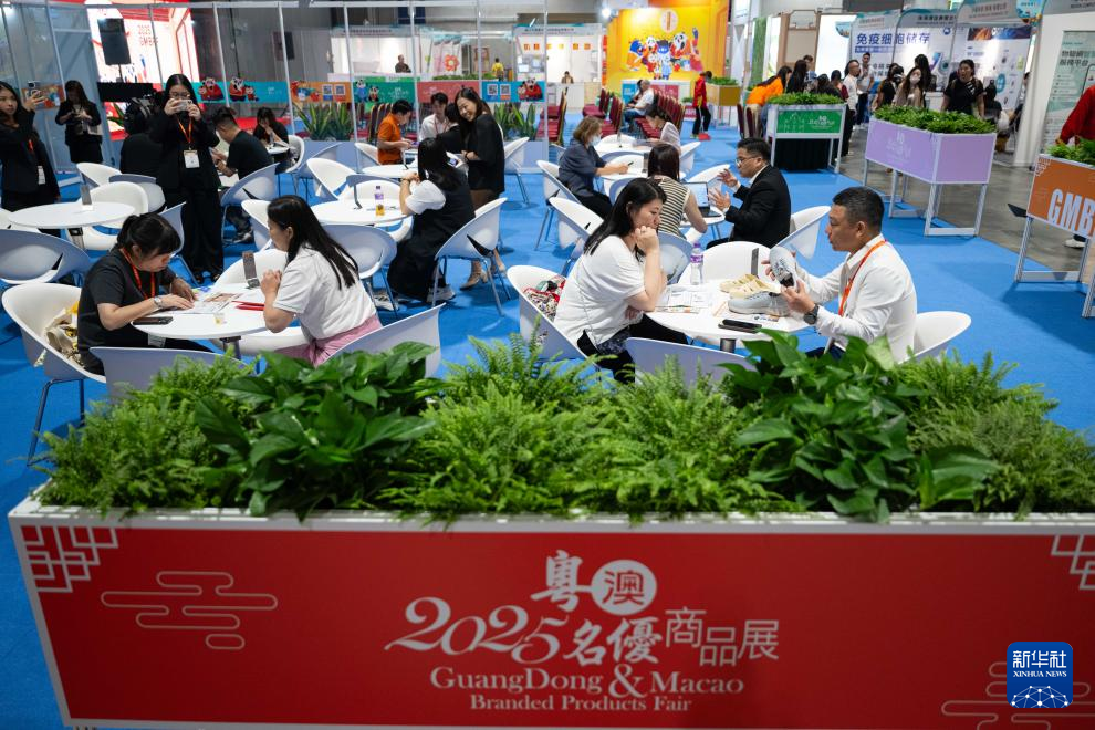 7月24日，與會者在2025粵澳名優(yōu)商品展產(chǎn)品推介區(qū)及商業(yè)配對區(qū)上洽談。新華社發(fā)（張金加攝）